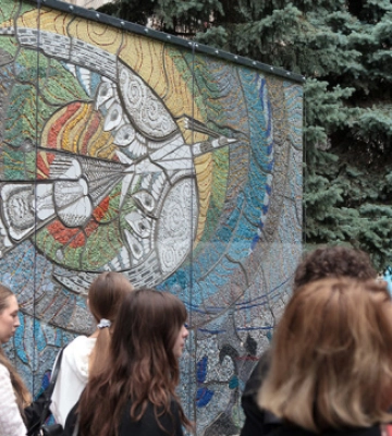 У Києві відтворили мозаїку Алли Горської «Боривітер», яку окупанти пошкодили у Маріуполі
