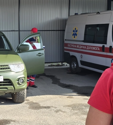 Медики уманської екстренки передали військовим позашляховик