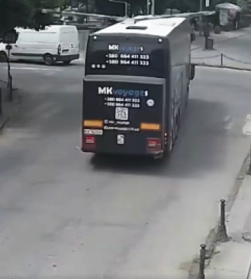 У Берегові двоярусний автобус пошкодив обмежувач висоти: мер міста закликає до відповідальності на дорогах