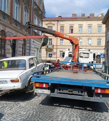 Три автомобілі марки «ВАЗ» забрали з вулиць Львова на арештмайданчик