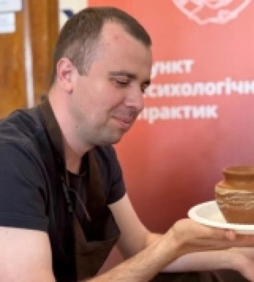 У Луцьку прикордонник організував майстер-клас з гончарства  для поранених військових