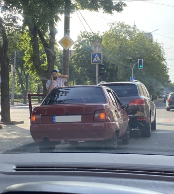 Напроти драмтеатру в Черкасах зіткнулися два авто (ФОТО)