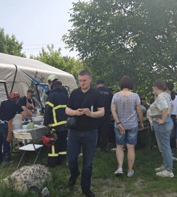 Пункт незламності та гарячі обіди: у Луцьку біля зруйнованого будинку допомагають постраждалим