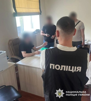На Одещині керівник медичного закладу за 3 тис. доларів пропонував оформити документи, які звільняють від мобілізації