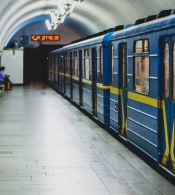 В Киеве возобновили движение поездов на "красной" линии метро после ночной атаки рф