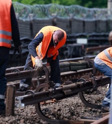 Рух поїздів на червоній лінії столичного метро повністю відновлено
