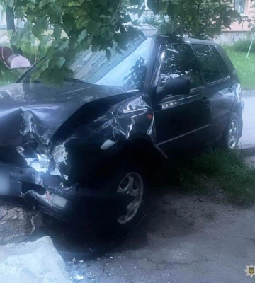 У Рівному 21-річний п’яний молодик викрав авто і врізався у бетонну стіну