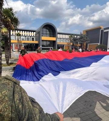Триколор, портреты Путина и мороженое под присмотром ПВО: как в оккупированном Мелитополе отмечали «День России» (фото, видео) Триколор, портреты Путина и мороженое под присмотром ПВО: как в оккупированном Мелитополе отмечали «День России» (фото, видео)