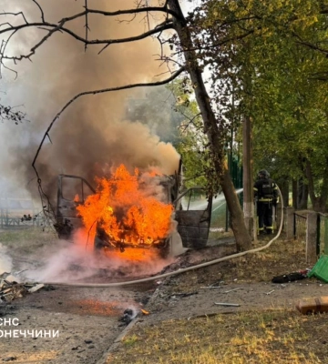 Российский беспилотник попал в автомобиль в городе Николаевка на Донетчине: машина загорелась