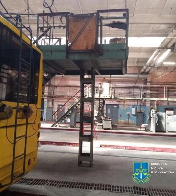 У Києві в тролейбусному депо слюсар впав з висоти: інженеру з охорони праці повідомили про підозру