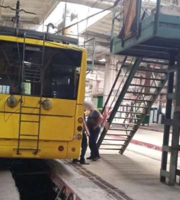 У Києві в тролейбусному депо слюсар впав з висоти – судитимуть інженера