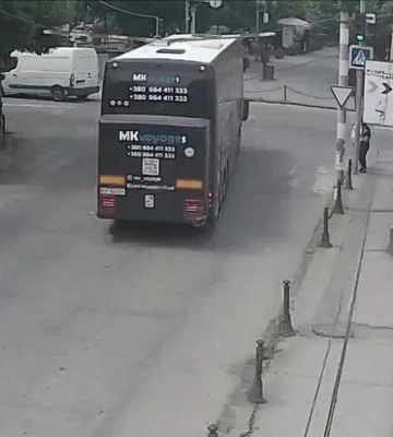 На Закарпатті двоповерховий автобус зніс обмежувач висоти (ВІДЕО)
