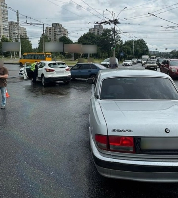 У Сумах на перехресті зіткнулися три авто