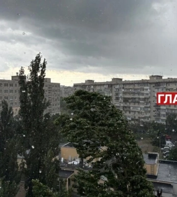 Київ накрив шквальний вітер з грозою та сильною зливою