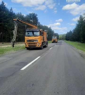 Латають вибоїни та тріщини у покритті: де на Волині ремонтують дороги