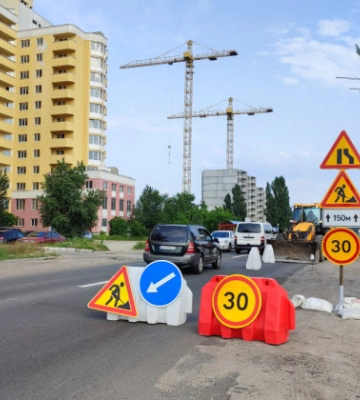 В Киеве обустраивают безбарьерный светофор на перекрестке в Дарницком районе
