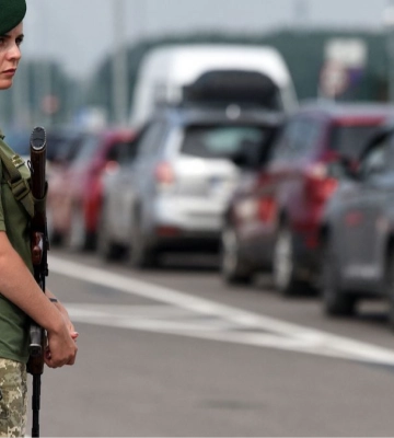 Українці продовжують масово виїжджати за кордон: скільки людей їде