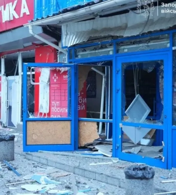 Під час дронової атаки у Запоріжжі були поранені поліцейські, ОВА порахувала дрони і показала фото наслідків