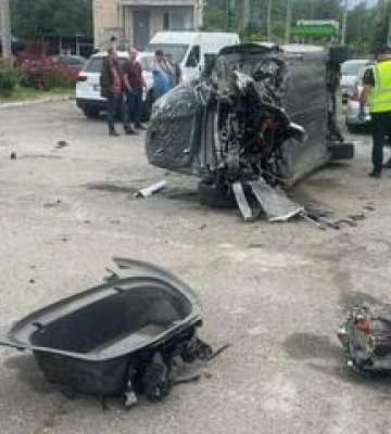 Вночі у Полтаві на шаленій швидкості "Тесла" в'їхала на стоянку і пошкодила сім машин Вночі у Полтаві на шаленій швидкості "Тесла" в'їхала на стоянку і пошкодила сім машин