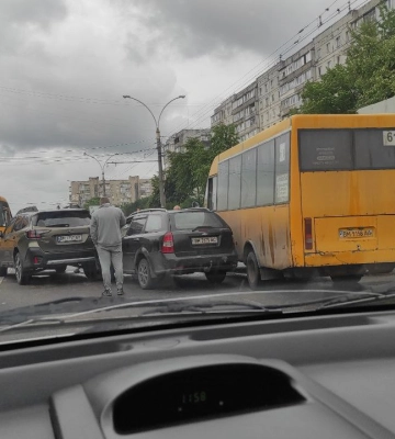 У Сумах на перехресті сталася потрійна ДТП за участю маршрутки