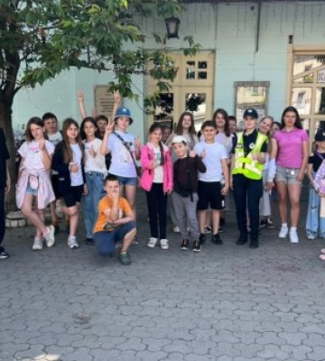 Цікаво та корисно: патрульна поліція Ужгорода провела для дітей урок дорожньої безпеки дорогою до театру Цікаво та корисно: патрульна поліція Ужгорода провела для дітей урок дорожньої безпеки дорогою до театру
