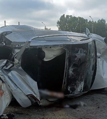 У Полтаві Tesla влетіла в парковку: пошкоджено сім автівок, є постраждалі У Полтаві Tesla влетіла в парковку: пошкоджено сім автівок, є постраждалі