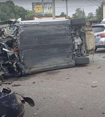 У Полтаві автомобіль в’їхав у машини, які були припарковані на платній автостоянці: свідчення постраждалої та поліції