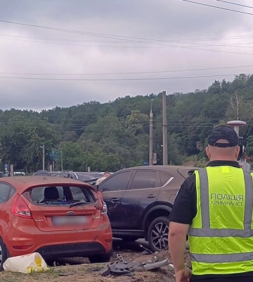 У Полтаві автомобіль в’їхав у машини, які були припарковані на платній автостоянці: свідчення постраждалої та поліції