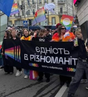 "Свобода всегда актуальна": Зарицкая и Завадюк вышли на Марш Равенства в Киеве