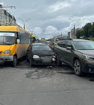У Сумах три авто не поділили дорогу