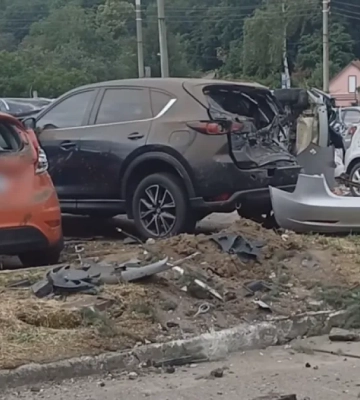 У Полтаві Tesla в&#039;їхала у парковку: 5 людей постраждали, 7 автівок пошкоджені (відео) (Відео)