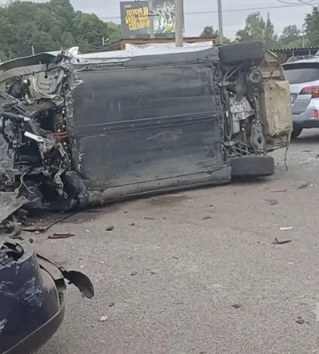 У Полтаві Tesla в&#039;їхала у парковку: 5 людей постраждали, 7 автівок пошкоджені (відео) (Відео)