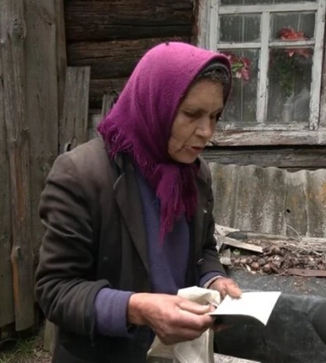 На Чернігівщині жінка живе одна серед лісу та без пенсії