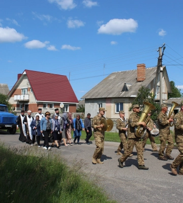 Весільний коровай, тужлива мелодія і море квітів: громада на Волині прощалася з Героєм Романом Карпюком