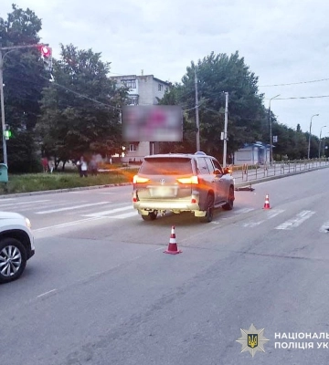 У Бердичеві автомбіль Lexus на пішохідному переході збив дитину на самокаті. ФОТО У Бердичеві автомбіль Lexus на пішохідному переході збив дитину на самокаті. ФОТО