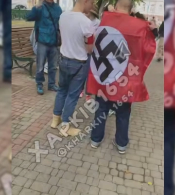 У Харкові підлітки фотографувалися з прапором зі свастикою: поліція відкрила провадження