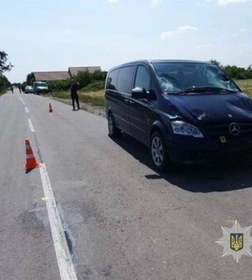 На Закарпатті двоє підлітків на мотоциклі не розминулись з мікроавтобусом (ФОТО)