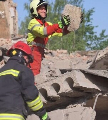 Атака РФ на Чернігів: з-під завалів деблокували тіло загиблої людини, - ДСНС. ФОТО