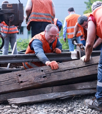 Рух поїздів на «червоній» лінії метро у Києві достроково відновили