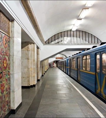 Рух поїздів на червоній лінії столичного метро повністю відновлено
