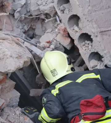 Нічний удар по Чернігову: рятувальники виявили під завалами тіло загиблого