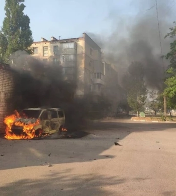 У Херсоні росіяни знищили автомобіль Червоного Хреста У Херсоні росіяни знищили автомобіль Червоного Хреста