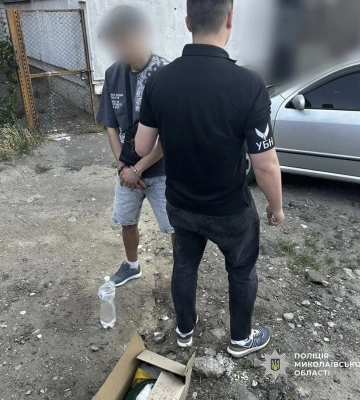 Носив наркозакладки у коробці з іграшками - у Миколаєві затримали наркодилери