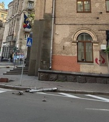 У центрі Києва з фасаду будинку зірвалася частина труби