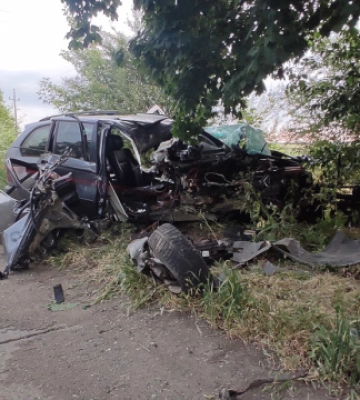 На Одещині п’яний 18-річний водій BMW врізався у дерево: загинув пасажир, ще двоє поранені