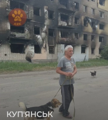 Житель Купянска остался без дома, но не выезжал, пока не эвакуируют собак 