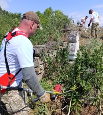 В Одесі воїни 122 окремої бригади ТрО провели акцію з прибирання козацького кладовища
