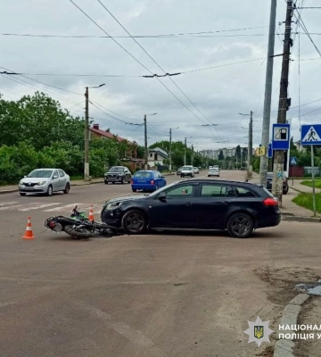 У Житомирі молодий водій легковика під час повороту скоїв наїзд на юного мотоцикліста. ФОТО