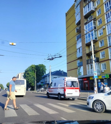 Аварія в Луцьку: мотоцикл не розминувся з легковиком (відео)