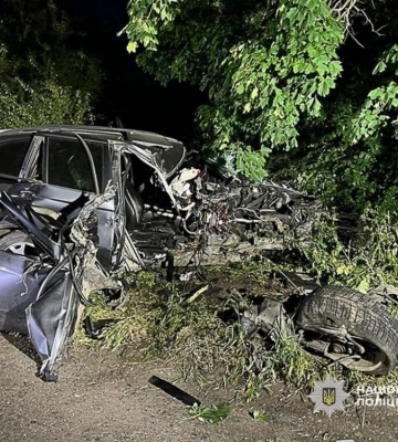На Одещині п’яний 18-річний водій врізався у дерево: загинув неповнолітній пасажир, ще двоє поранені (ФОТО)